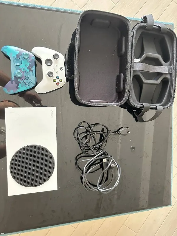 Xbox Series S, 2 геймпада, кейс 1