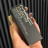 Контур-стик Charlotte Tilbury, тональная основа MAC, тональный стик Dior, хайлайтер Kiko, тональная сыворотка Clarins 3