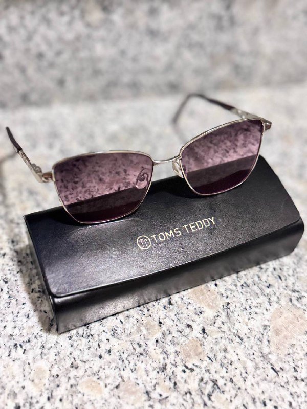 Рубашка, ботильоны, полупальто, кроссовки, сумка, майка, футболка, джинсы, очки солнцезащитные 10