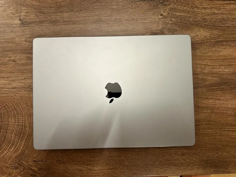 MacBook Pro 16" (2021), iMac 27" Retina 5K (2020) 1
