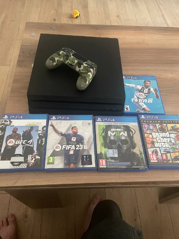 PS4 Pro, контроллер, 5 игр PS4