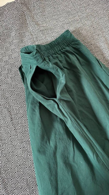 Юбка изумрудного цвета, хаки шорты, майка в комплекте 3