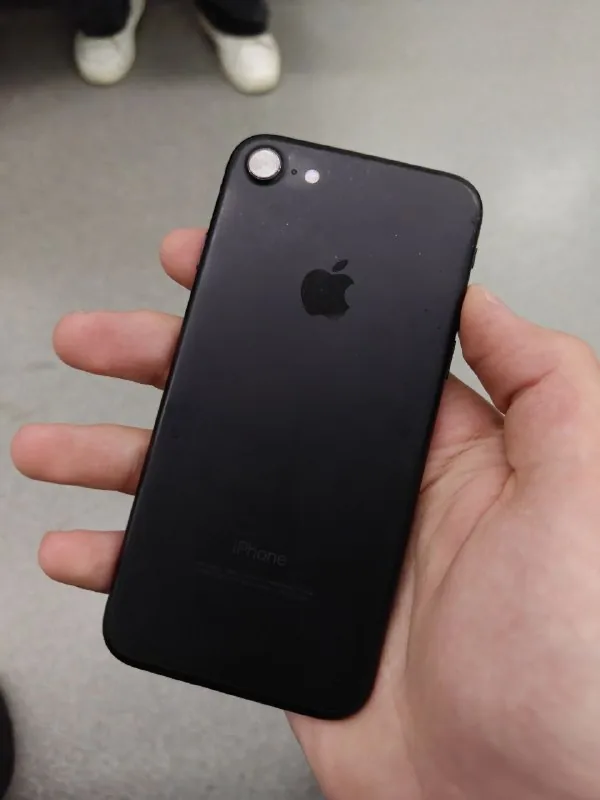 iPhone 7 128 ГБ 1
