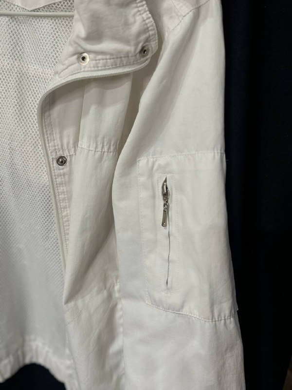 Белая ветровка с отстегивающимся капюшоном, размер S 4