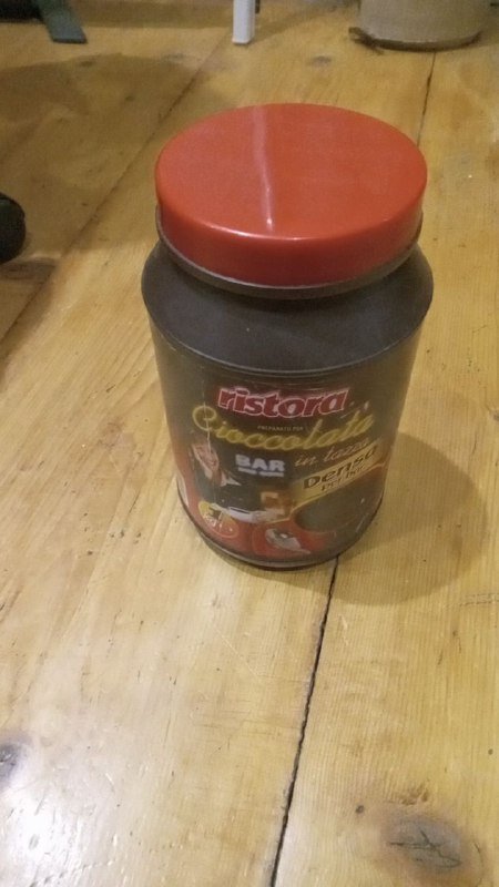 Табачная банка с табаком, фильтрами и бумажками