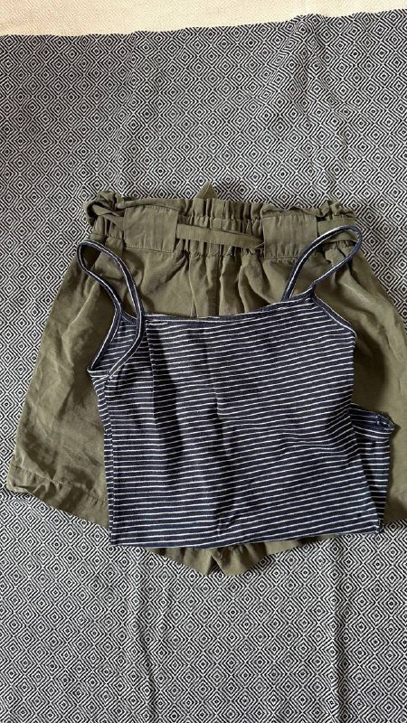 Юбка изумрудного цвета, хаки шорты, майка в комплекте 7