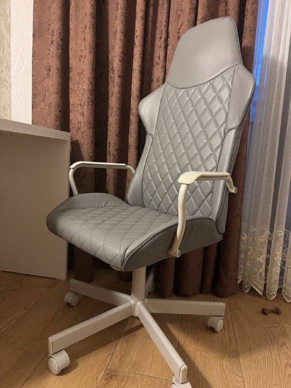 Стол и офисный стул IKEA 3