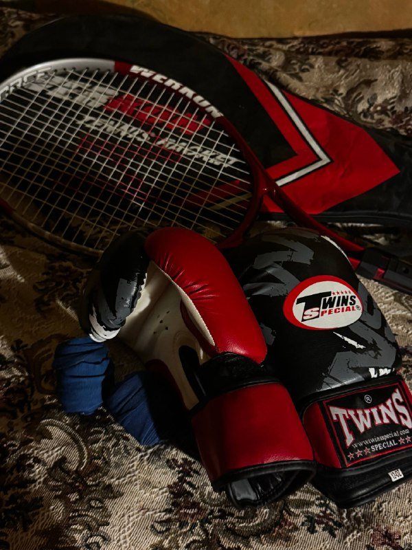 Теннисная ракетка Werkon, боксерские перчатки с бинтами 2