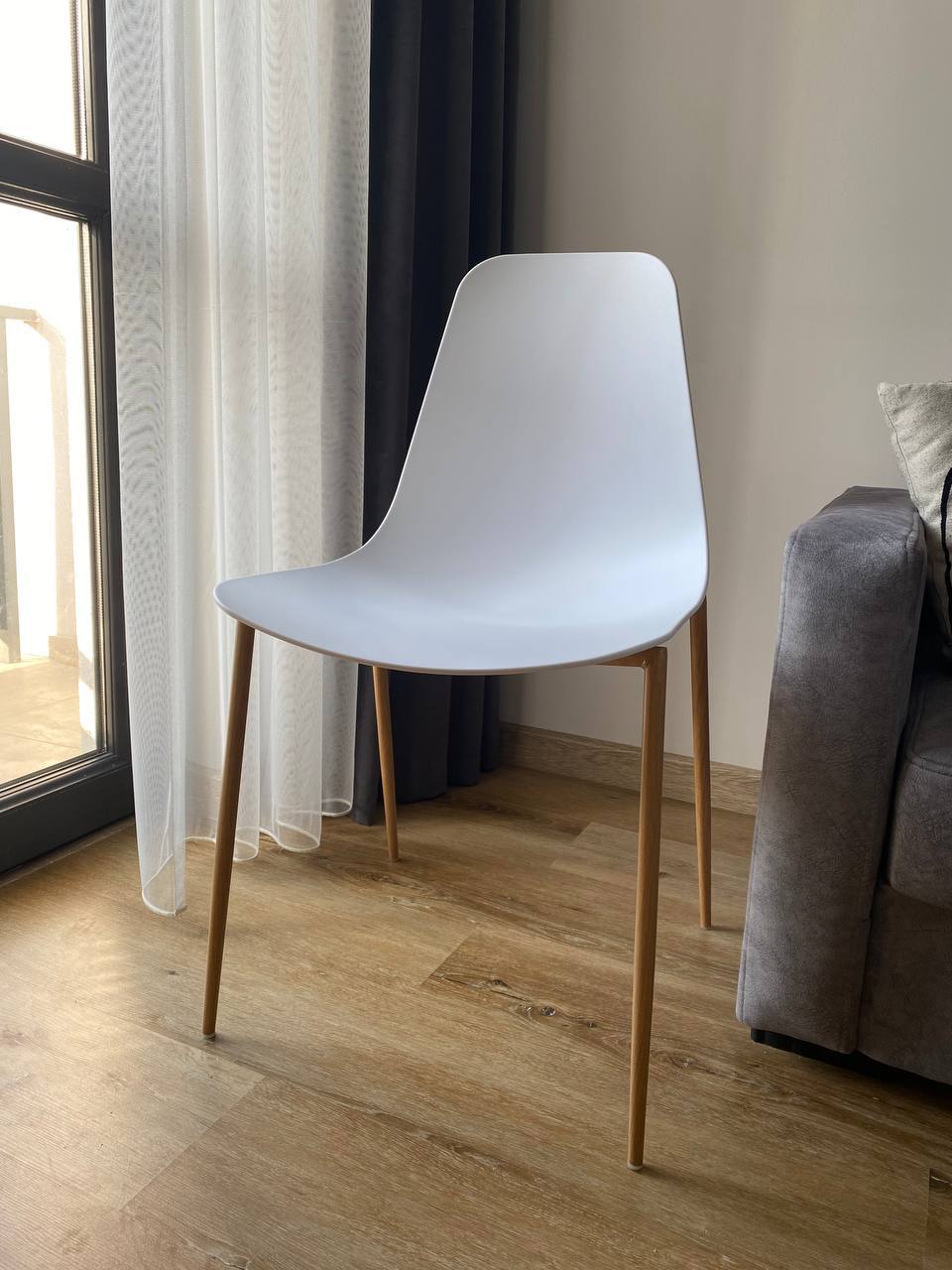White chairs metal legs, white table wooden legs, electric kettle, blender 2
