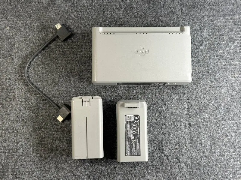 2 оригинальных аккумулятора DJI Mini 2, зарядный хаб, кейс