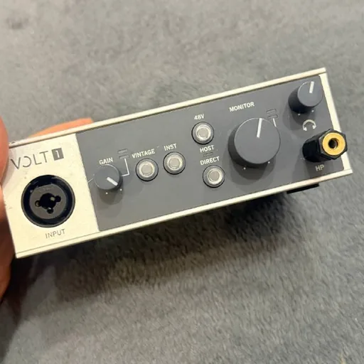 Наушники Beyerdynamic DT 990 Pro, микрофон AKG P120, звуковая карта Universal Audio Volt 1, пантограф, XLR-кабель Rode
