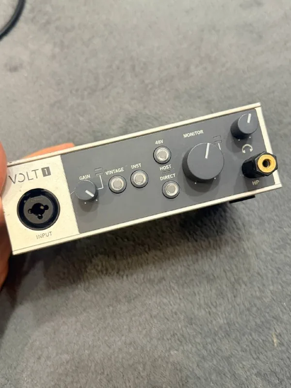 Наушники Beyerdynamic DT 990 Pro, микрофон AKG P120, звуковая карта Universal Audio Volt 1, пантограф, XLR-кабель Rode 1