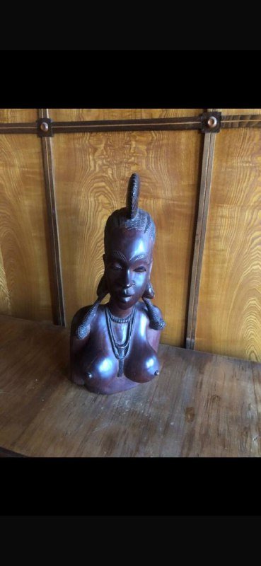 Деревянная резная статуэтка