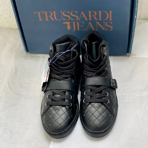 Кроссовки Trussardi, джинсы Armani Exchange, кардиган Zara, ремень Michael Kors, шапка H&M, кепка Guess