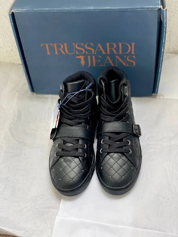 Кроссовки Trussardi, джинсы Armani Exchange, кардиган Zara, ремень Michael Kors, шапка H&M, кепка Guess 1