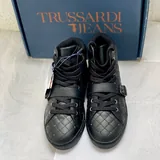 Кроссовки Trussardi, джинсы Armani Exchange, кардиган Zara, ремень Michael Kors, шапка H&M, кепка Guess 1