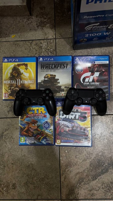 Sony PS4 с 2 джойстиками и 5 играми 2