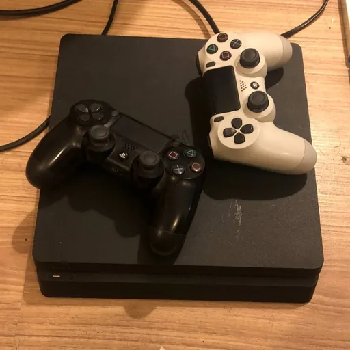 PlayStation 4 Slim 500GB с двумя геймпадами и играми