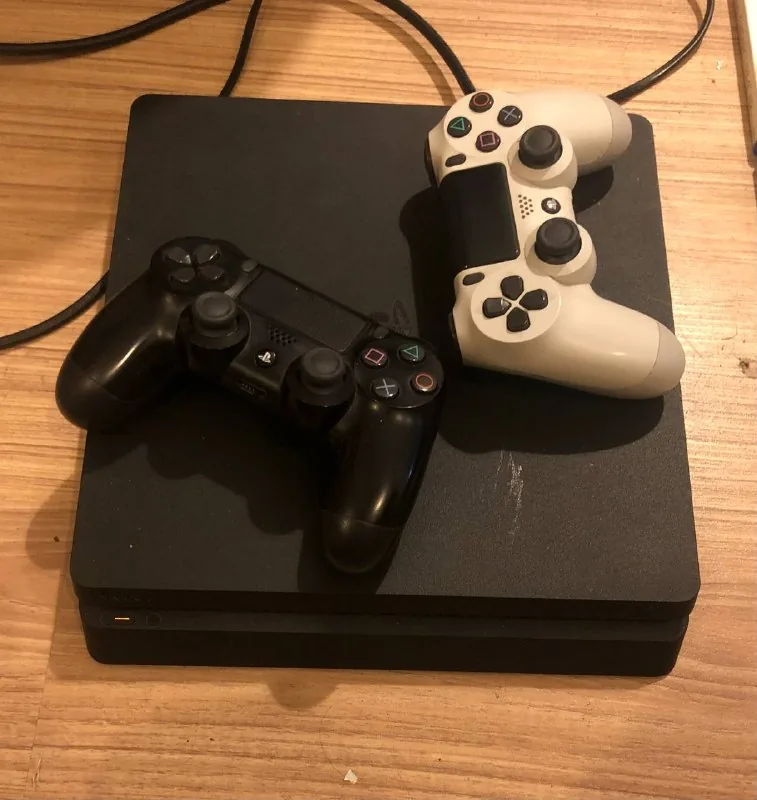 PlayStation 4 Slim 500GB с двумя геймпадами и играми 1