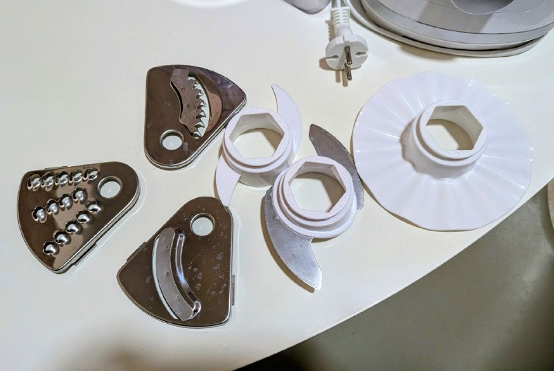 Кухонный комбайн Gorenje с насадками 3