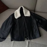 Куртка Mango, свитер H&M, ветровка Zara 4