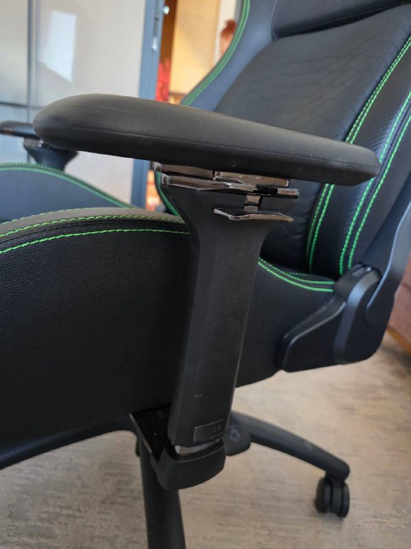 Игровое кресло Razer Iskur 4