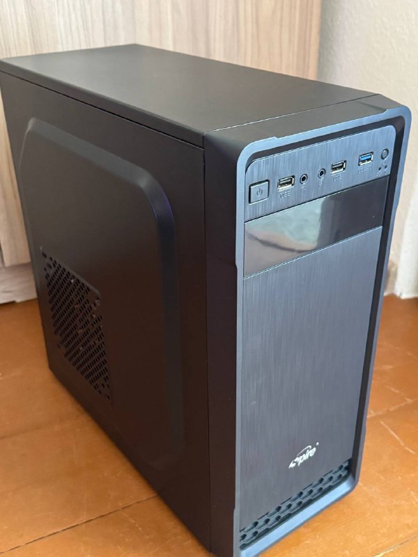 Персональный компьютер с монитором, клавиатурой и мышью 2