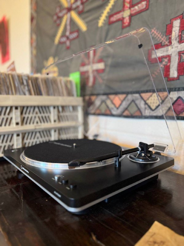 Виниловый проигрыватель Audio-Technica LP70XBT