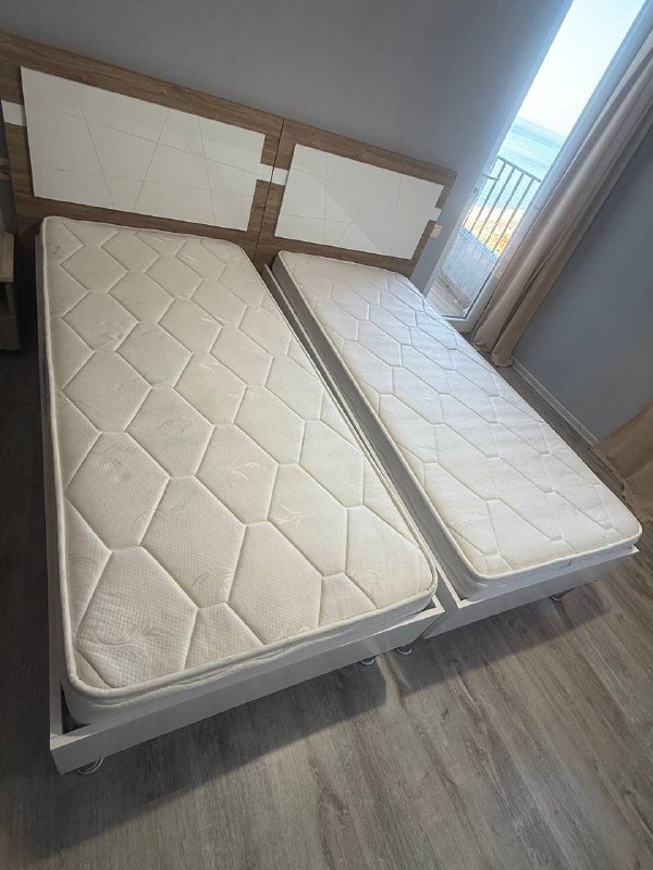 Две односпальные кровати с матрасами