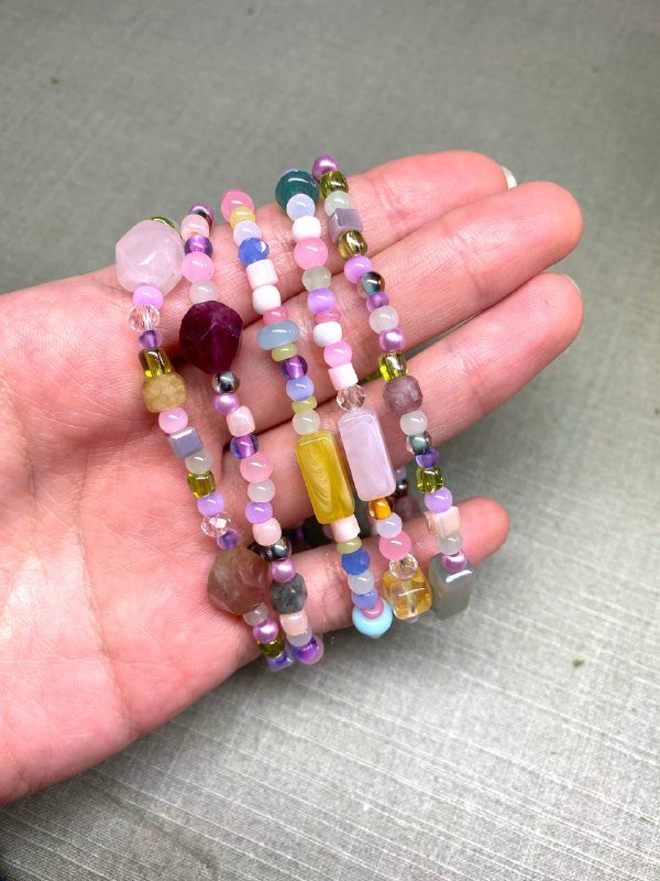 Браслеты на резинке из стекла и натуральных камней