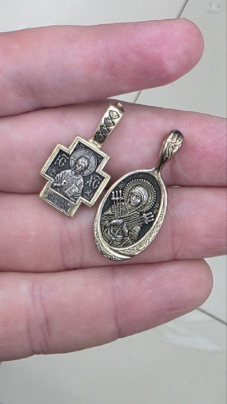Крест и медальон с изображением святых