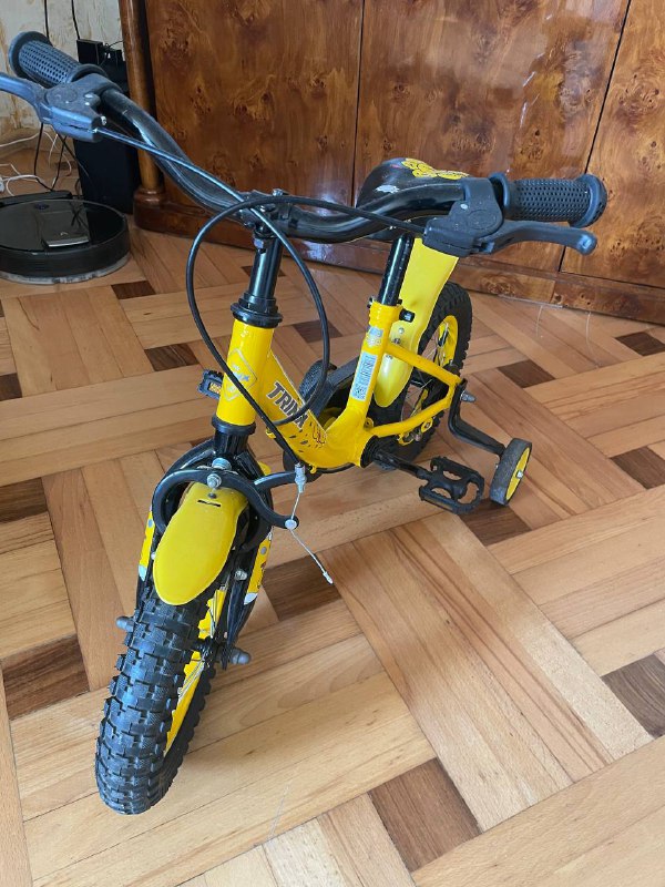 Желтый детский велосипед с поддерживающими колесами 2