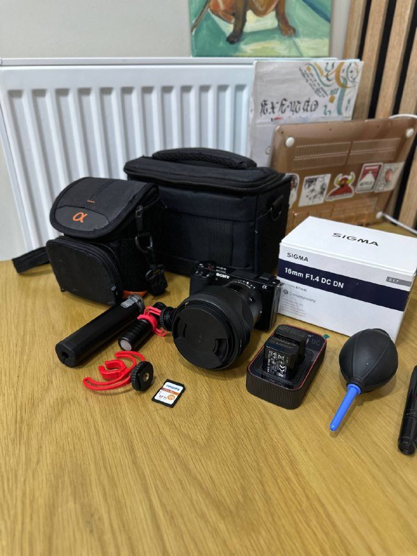 Камера Sony ZV-E10, объектив Sigma 16mm, стабилизатор DJI RS 3 Mini