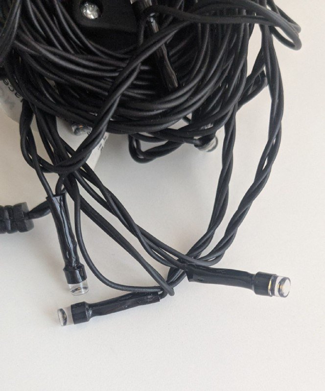 Новогодняя ёлка, гирлянды с лампочками и искусственная гирлянда 3