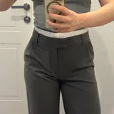 Серые брюки Pull&Bear с белым поясом 2