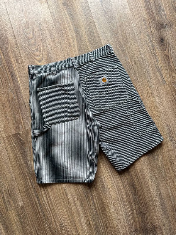 Шорты Carhartt, футболки Alpha Industries, Levi's, Moschino, топ Karl Kani, штаны Fjällräven