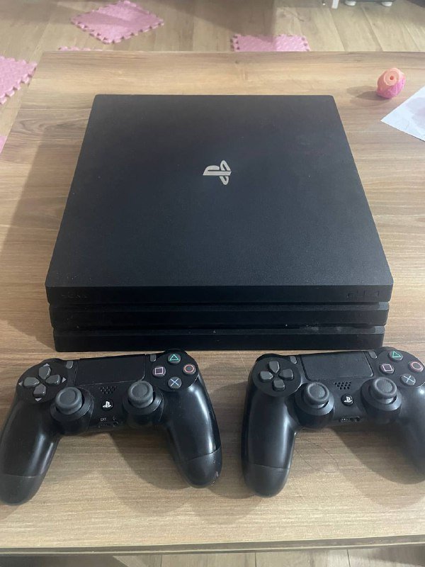 PlayStation 4 pro 4K 1TB с двумя джойстиками