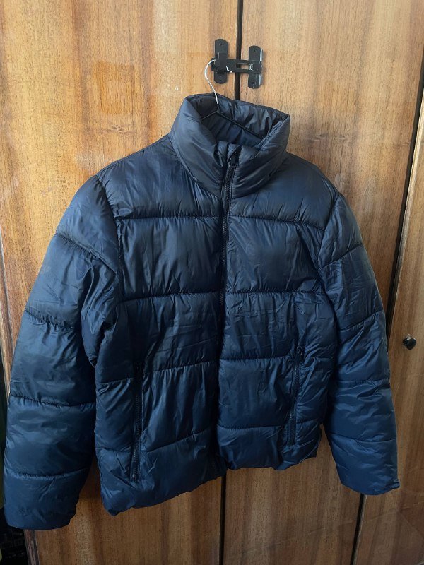 Серая куртка sweatybetty, черный пуховик Celio, серая поддевка Uniqlo, свитер H&M, бежевая жилетка 9