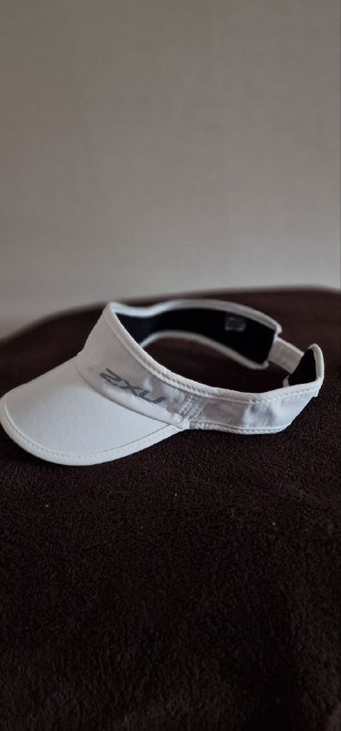 Бейсболки, спорт козырьки 2XU и Nike 9