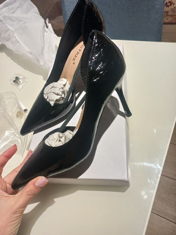 შავი მაღალქუსლიანი ქალის კაბა ფეხსაცმელი