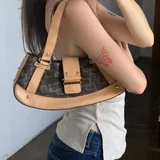 Сумки Guess, джинсы Pepe Jeans, очки Prada 5