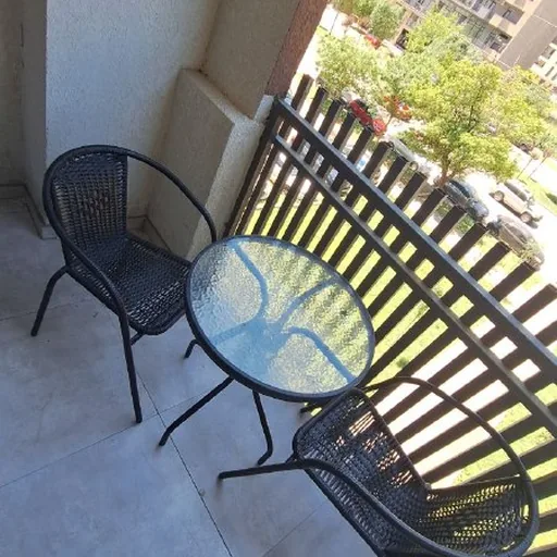 Стол и два стула