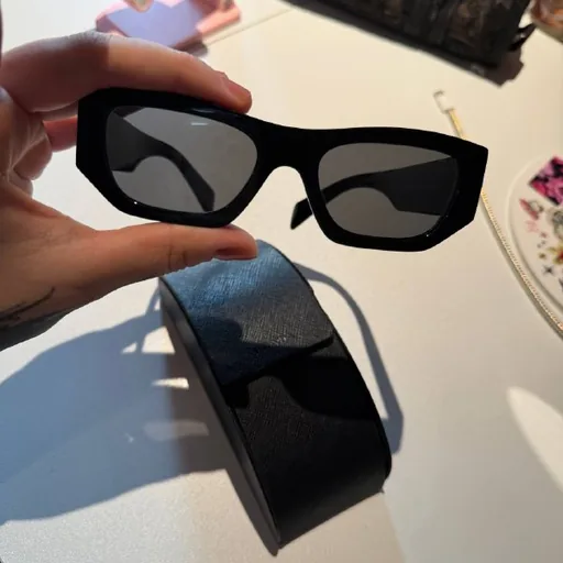 Очки Prada