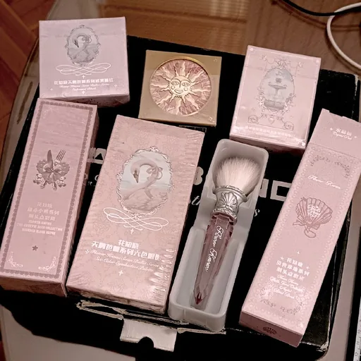 Косметика Flower Knows: палетка, кисти, румяна