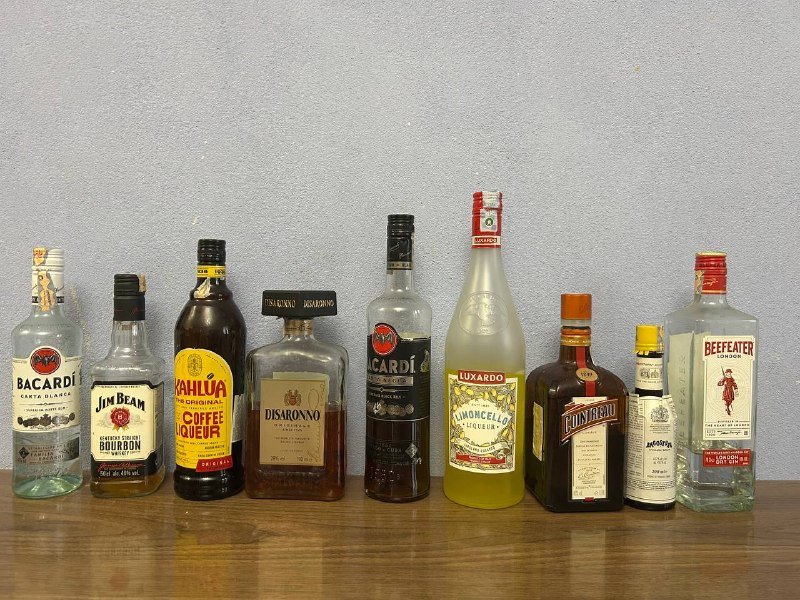 Барный набор с бокалами и алкоголем