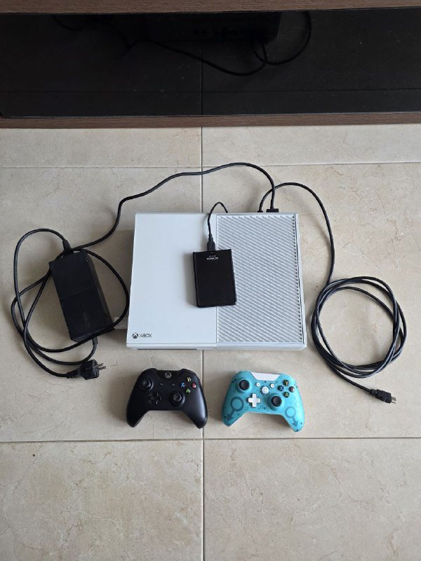 Xbox One 500 GB, 2 геймпада, блок питания, HDMI, внешний HDD ADATA 2
