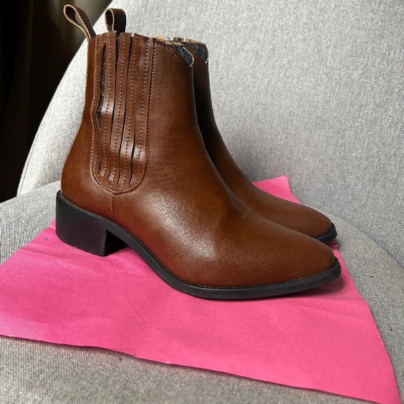 Винтажные ботинки Balenciaga, казаки Ahimsa, рубашка Levis 5