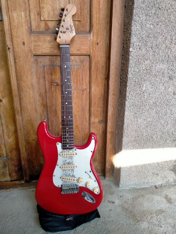 Китайский Stratocaster Squier Bullet с комплектующими