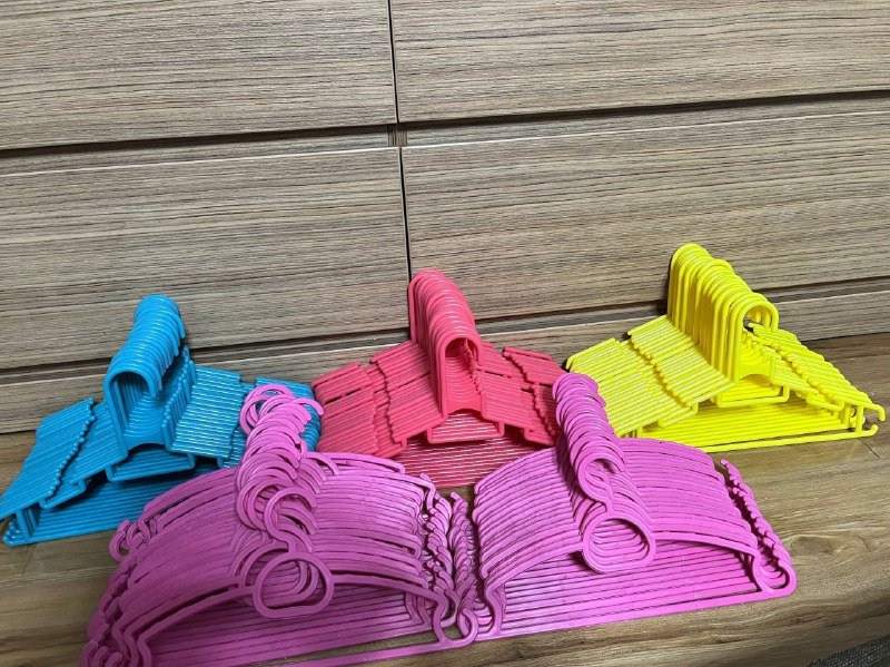 Вешалки для детской одежды разных цветов