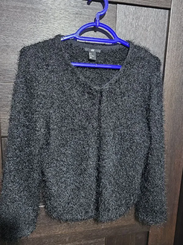 Чёрный пушистый кардиган H&M 1